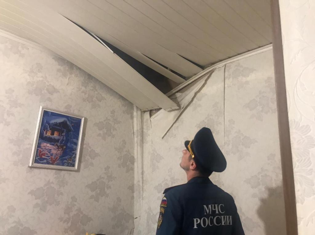 Фото Потолок аварийного дома рухнул в Октябрьском районе Новосибирска 2